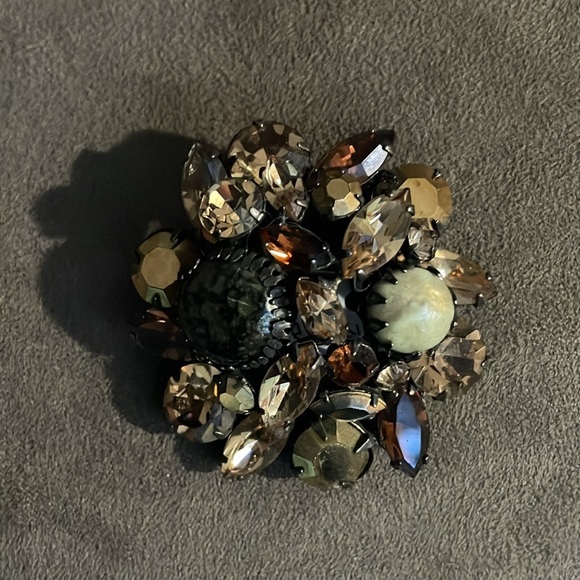 Regency signed sparkly prong set raised brooch - Picture 4 of 6